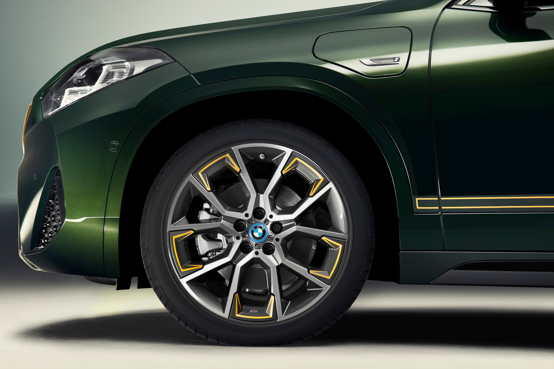 bmw-x2-edition-goldplay-2022-cafeautovn-2