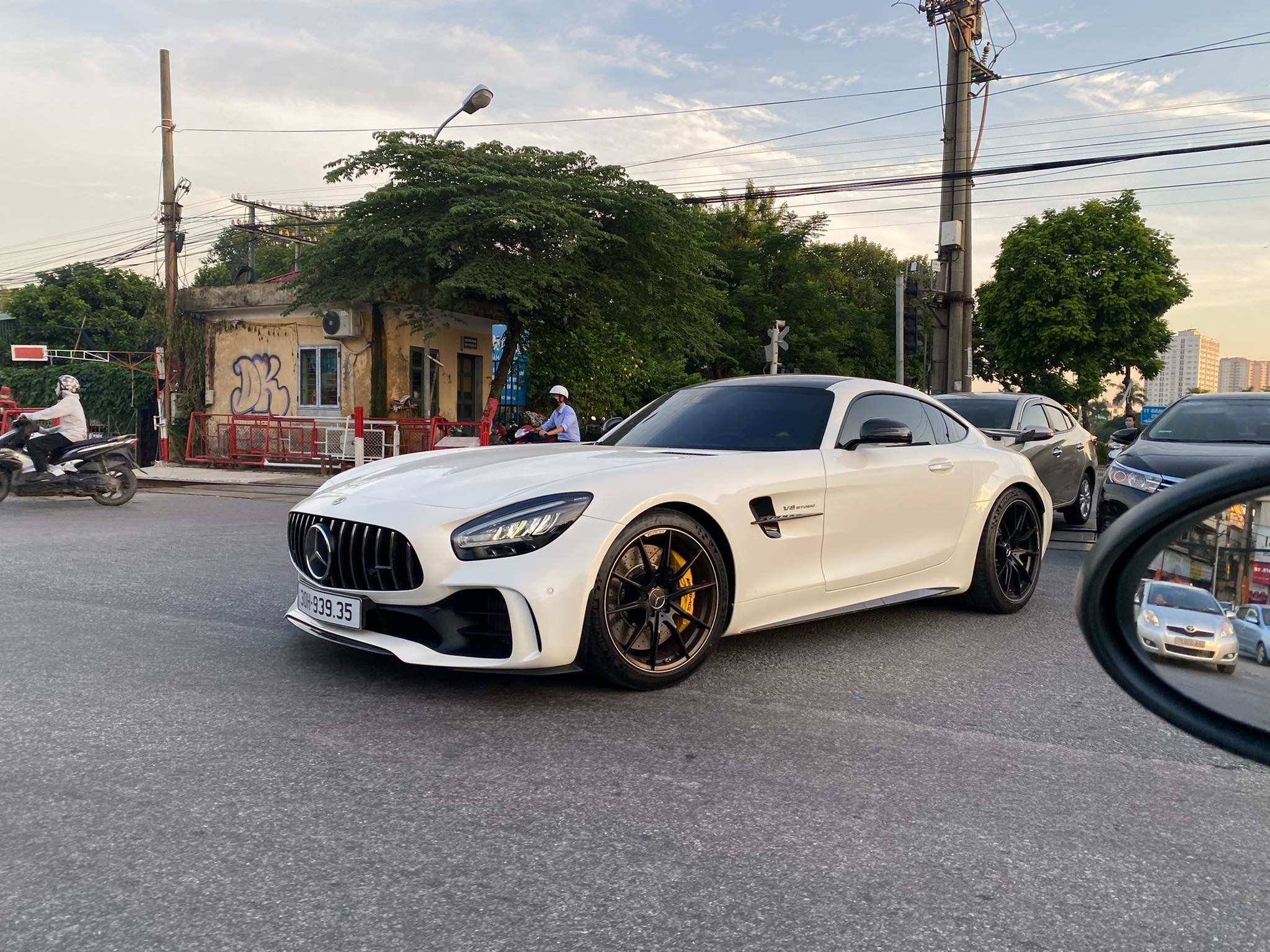 Đại gia Hà Nội tậu Mercedes-AMG GT R màu trắng cực độc, giá không dưới 12  tỷ đồng 