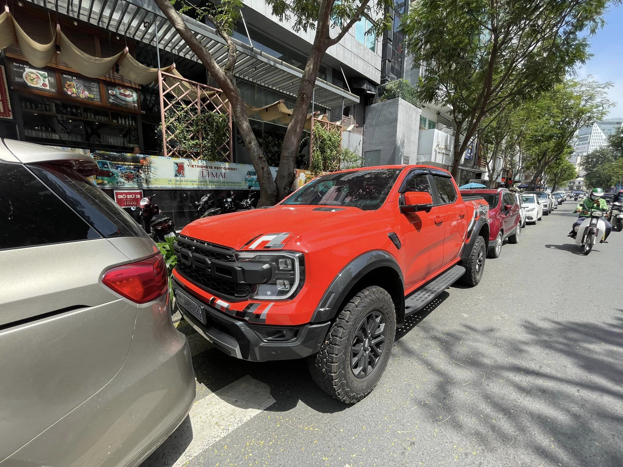 ford-ranger-raptor-2023-duong-pho-sai-gon-cafeautovn-1