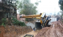 Lâm Đồng: San ủi đất gây sạt lở làm sập nhà hàng xóm