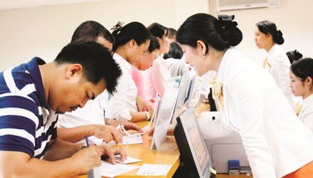 Một giao dịch tại ngân hàng. Ảnh: hồng vĩnh