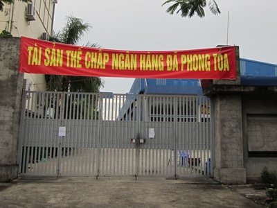 Sợ bị con nợ khác nẫng tay trên tài sản thế chấp, Ngân hàng Habubank (nay đã sáp nhập vào SHB) phải trưng biển phong toả tài sản thế chấp một DN tại Hải Phòng. Ảnh: Thu Hằng