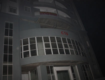 Cư dân chung cư tiền tỷ mướt mồ hôi leo thang bộ