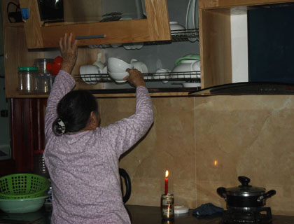 Cư dân chung cư tiền tỷ mướt mồ hôi leo thang bộ