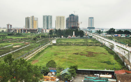 Nhữmg khu đất đã được giải phóng mặt bằng bị bỏ hoang chậm đưa vào sử dụng bên đường Lê Văn Lương.	 Ảnh: Linh Ngọc