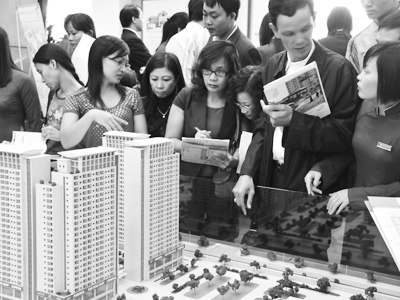 Nhiều doanh nghiệp BĐS đang cầu cứu cổ đông... Ảnh: Hồng Vĩnh