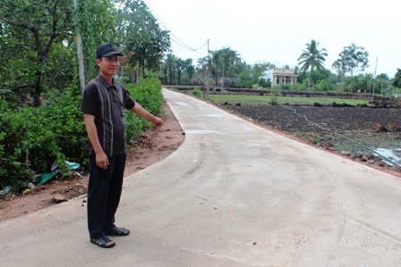 Một con đường bằng bê tông xi măng mới được đưa vào sử dụng từ đầu năm 2013