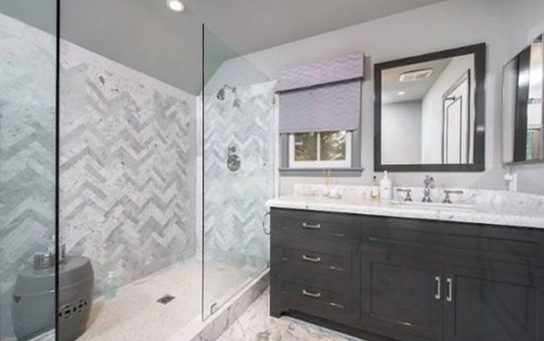 Hiện tại Conrad vẫn đang sở hữu căn nhà với 4 phòng ngủ ở bãi biển Laguna, bang California.