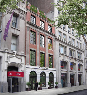 Căn hộ nằm trong tòa nhà The Whitman đối diện với công viên quảng trưởng Madison, một trong những khu nhà ở được nhiều người mơ ước nhất ở quận Manhattan, thành phố New York.