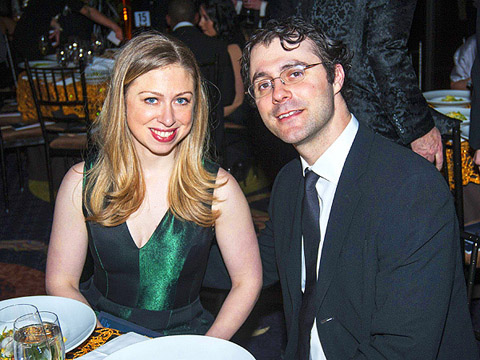 Chelsea Clinton kết hôn với Marc Mezvinsky vào năm 2010 sau 5 năm hẹn hò. Đám cưới của họ diễn ra trong tình trạng an ninh nghiêm ngặt tại biệt thự bên bờ sông Hudson, New York.