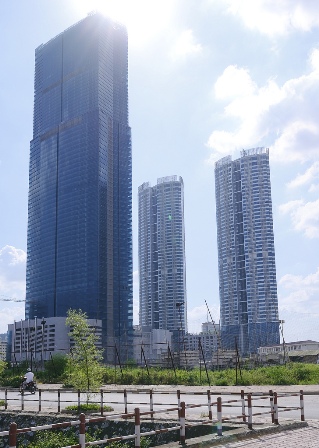 Keangnam Hanoi Landmark Tower  là toà nhà cao nhất Việt Nam đển thời điểm hiện tại và là công trình lấy đi 7 mạng người trong giai đoạn thi công . ( Ảnh: Wikipedia)