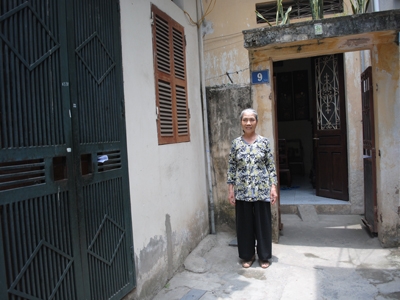 Bác Đinh Thị Năm - Tổ 16 phường Định Công cho biết đã sống tại đây 20 năm mà không biết gì về thông tin quy hoạch dự án. Ảnh: Tuấn Minh