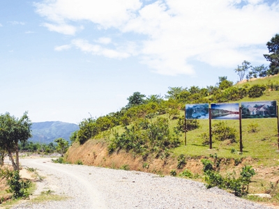 Dự án Sunset Villas & Resort triển khai nhiều năm mới xây dựng được đoạn đường            nội bộ. Ảnh: Minh Tuấn