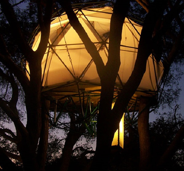 Nhà cây Feider’s Interior Canopy có thiết kế giống như chiếc lồng đèn giấy của Nhật. Ngôi nhà dùng chất liệu có thể chịu lực và treo lên cây bằng dây thép. Giá trị của ngôi nhà này là 18.800 USD.