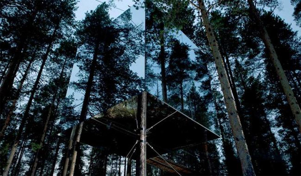 Ngôi nhà hình khối lập phương lạ mắt với phần tường và trần nhà đều làm bằng kính. Phần khung được làm bằng nhôm nhẹ nhưng có khả năng chịu lực tốt. Nhà cây microcube trị giá 377.300 USD.