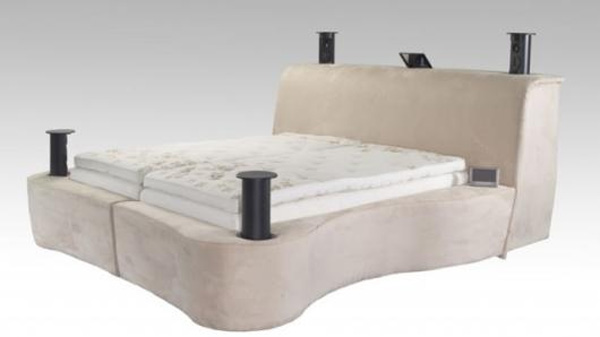 Cũng có giá 50.000 USD, giường Starry Night Sleep Technology trang bị cả chỗ đặt iPod, kết nối internet và cả hệ thống điều chỉnh nhiệt độ.