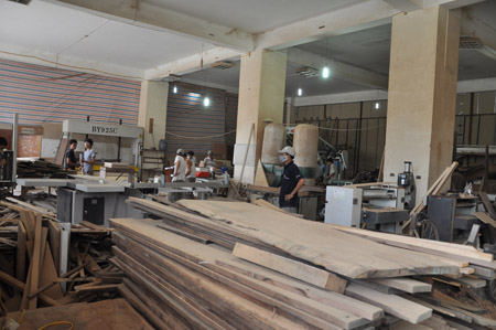 Xưởng mộc gây tiếng ồn, khí độc hại và ngổn ngang chất cháy nổ.