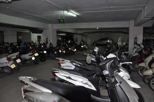 Nếu xảy ra cháy nổ, tầng hầm để ô tô, xe máy (bên dưới xưởng mộc) chẳng khác gì “quả bom xăng” khổng lồ.