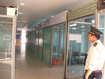 Nhiều gian hàng trong chợ Hàng Da bỏ trống. Ảnh: Minh Tuấn