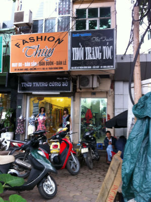 Chủ hộ ở số nhà 83 Trần Đăng Ninh (Cầu Giấy, Hà Nội) - anh Tuấn, chia sẻ, nhà anh có gần 1m đất mặt tiền để mở tiệm cắt tóc. “Hiện tại giá 1m2 đất mặt tiền ở đường Trần Đăng Ninh rơi vào 200 triệu đồng/m2 , liệu khi thu hồi thì cơ quan chức năng có đền bù đúng theo mức giá thực tế? Hiện tại vợ chồng con cái chúng tôi đều không có nghề nghiệp ổn định, thu nhập của cả gia đình đều trông chờ vào quán cắt tóc”.