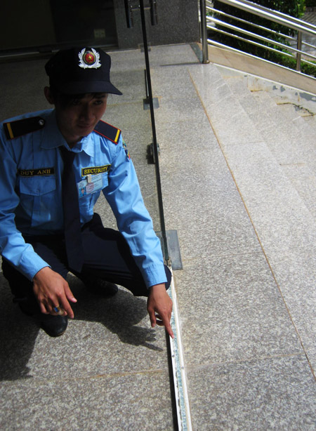 Chiếc cửa kính chịu lực nổ nát vụn từ trên xuống dưới. Chiếc cửa kính chịu lực nổ nát vụn từ trên xuống dưới.