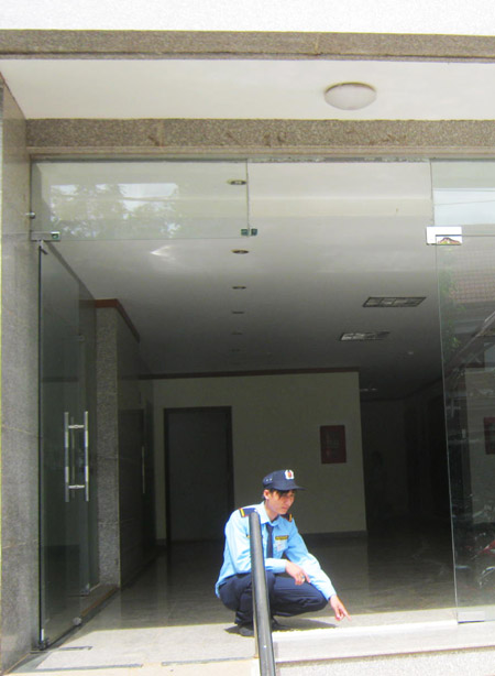 Cửa bị nổ nằm ở hướng Đông, hứng trực tiếp ánh mặt trời. Cửa bị nổ nằm ở hướng Đông, hứng trực tiếp ánh mặt trời.