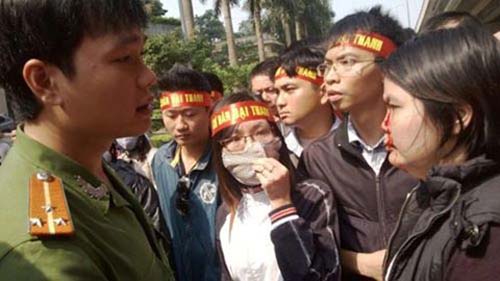 Những màn “khủng bố thượng đế” đậm chất côn đồ của các chủ đầu tư thời bất động sản “ngắc ngoải” Những màn “khủng bố thượng đế” đậm chất côn đồ của các chủ đầu tư thời bất động sản “ngắc ngoải”
