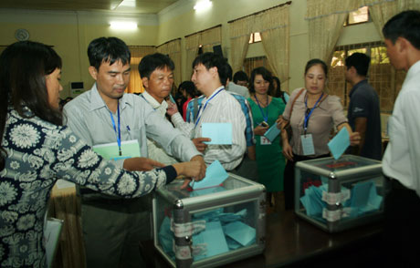 Phiên đấu giá quyền sử dụng đất thổ cư tại phường Dương Nội (quận Hà Đông).	Ảnh: Minh Vũ