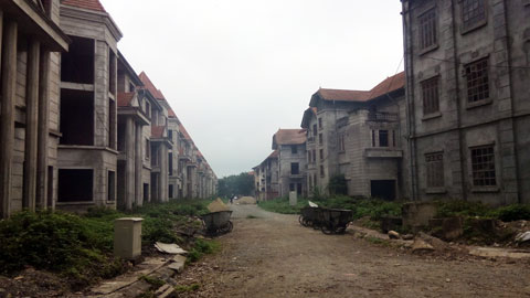 Một dãy nhà biệt thự tại Khu Thiên đường Bảo Sơn trong tình trạng bỏ trống, đường đi lại chưa hoàn thiện.