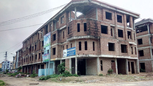 Một dãy nhà liền kề tại Khu đô thị Văn Khê chưa có người đến ở.