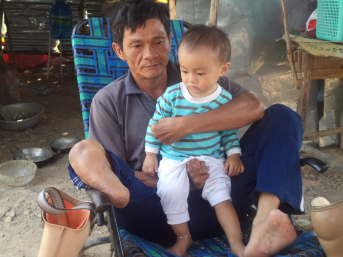 “Xóm ổ chuột” bị cưỡng chế vì... liền kề khu biệt thự? - Ảnh 1