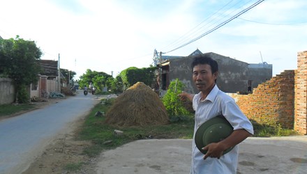 Ông Đỗ Văn Cảo đã nộp tiền mua mua mảnh đất gần 10 năm nay, nhưng vẫn chưa có sổ đỏ. Ảnh: Phạm Nhài