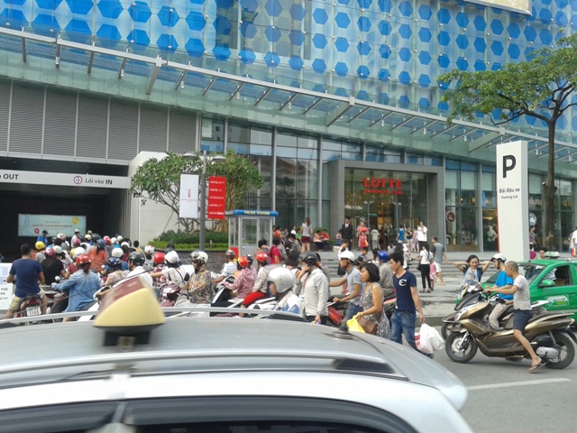 Tình trạng chờ nhau ngoài hầm gửi xe thế này không khó gặp ở Lotte Center.