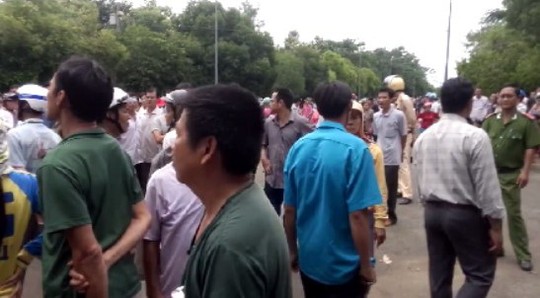 Rất đông người dân đứng tràn ngoài đường xung quanh khu vực UBND huyện Đồng Phú, tỉnh Bình Phước vào ngày 9-9, để nghe Chủ tịch UBND tỉnh đối thoại với nhân dân có đất bị thu hồi. Rất đông người dân đứng tràn ngoài đường xung quanh khu vực UBND huyện Đồng Phú, tỉnh Bình Phước vào ngày 9-9, để nghe Chủ tịch UBND tỉnh đối thoại với nhân dân có đất bị thu hồi.