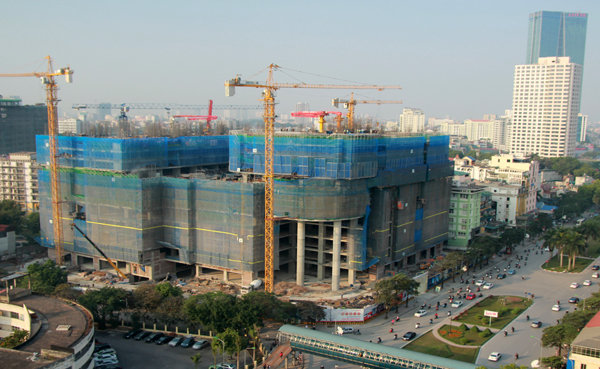 Dự án nhà ở – văn phòng hạng sang Vinhomes Nguyễn Chí Thanh đang được triển khai xây dựng. Ảnh: Công Hùng