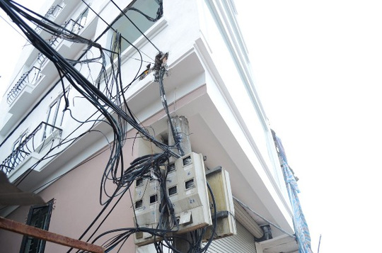 Trên chiếc cột điện có rất nhiều dây cáp điện và hộp công tơ