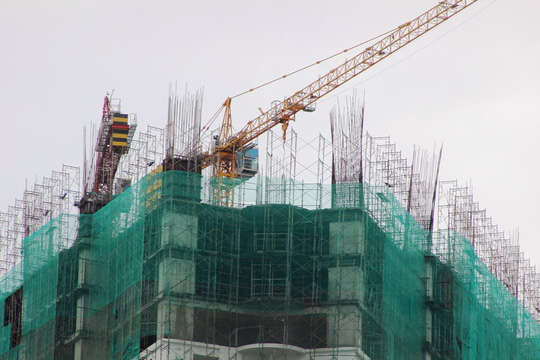 Công nhân vẫn đang thi công tại công trình Mường Thanh Khánh Hòa chiều 13-9