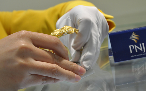 gia-vang-sjc-giam-theo-the-gioi