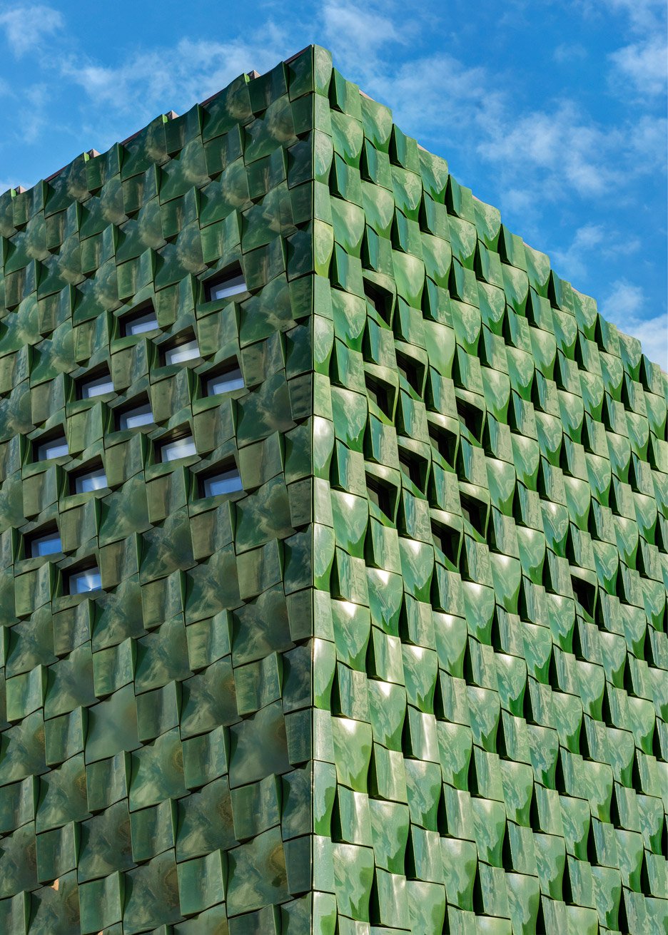 Ngắm tòa nhà hình hộp xanh ngọc bích