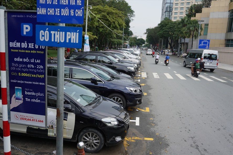 TP.HCM thu phí đỗ ôtô qua điện thoại: Hết thời loạn giá trông giữ xe?