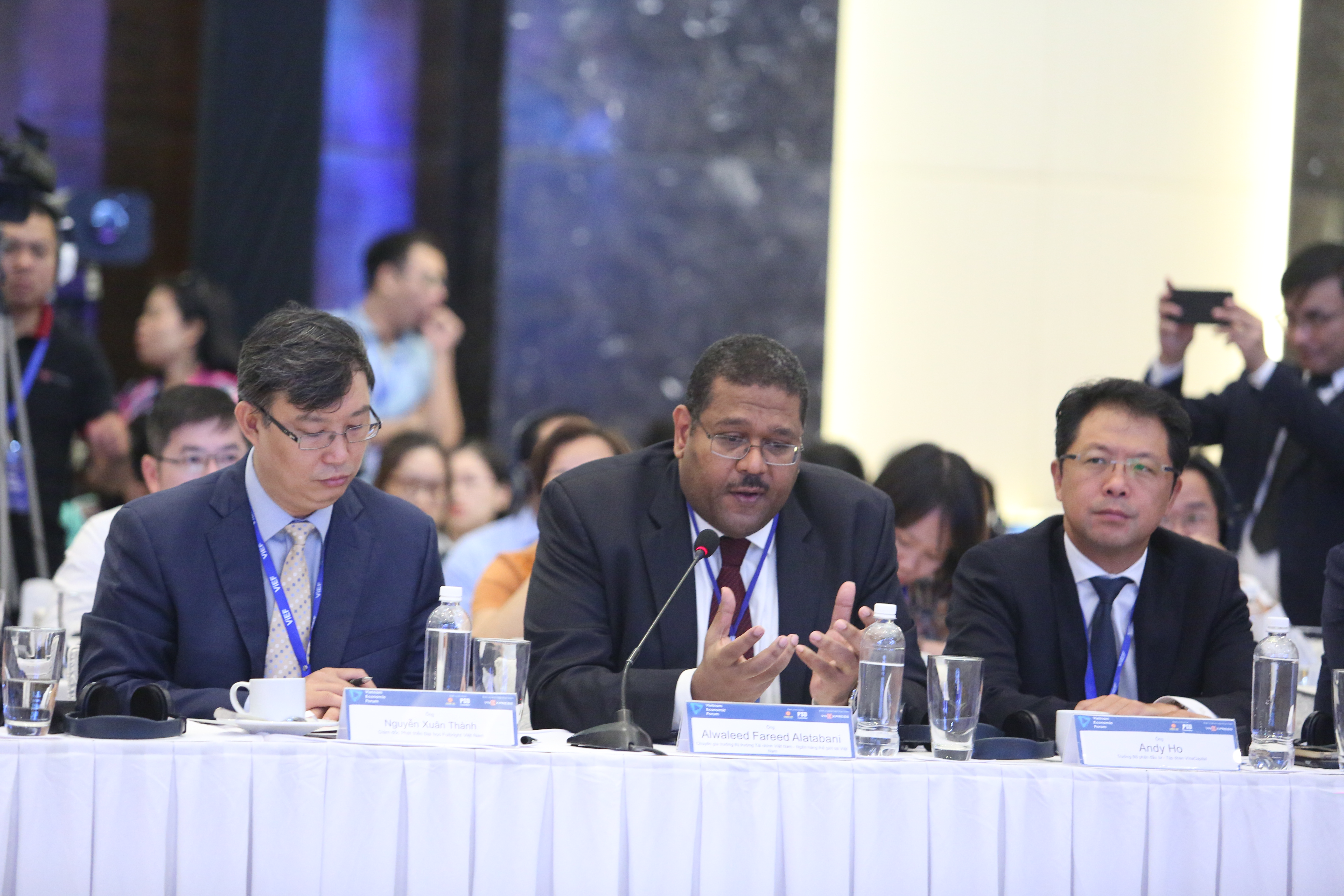 ông Alwaleed Fareed Alatabani, chuyên gia trưởng thị trường Tài chính Việt Nam của World Bank (WB) (giữa)