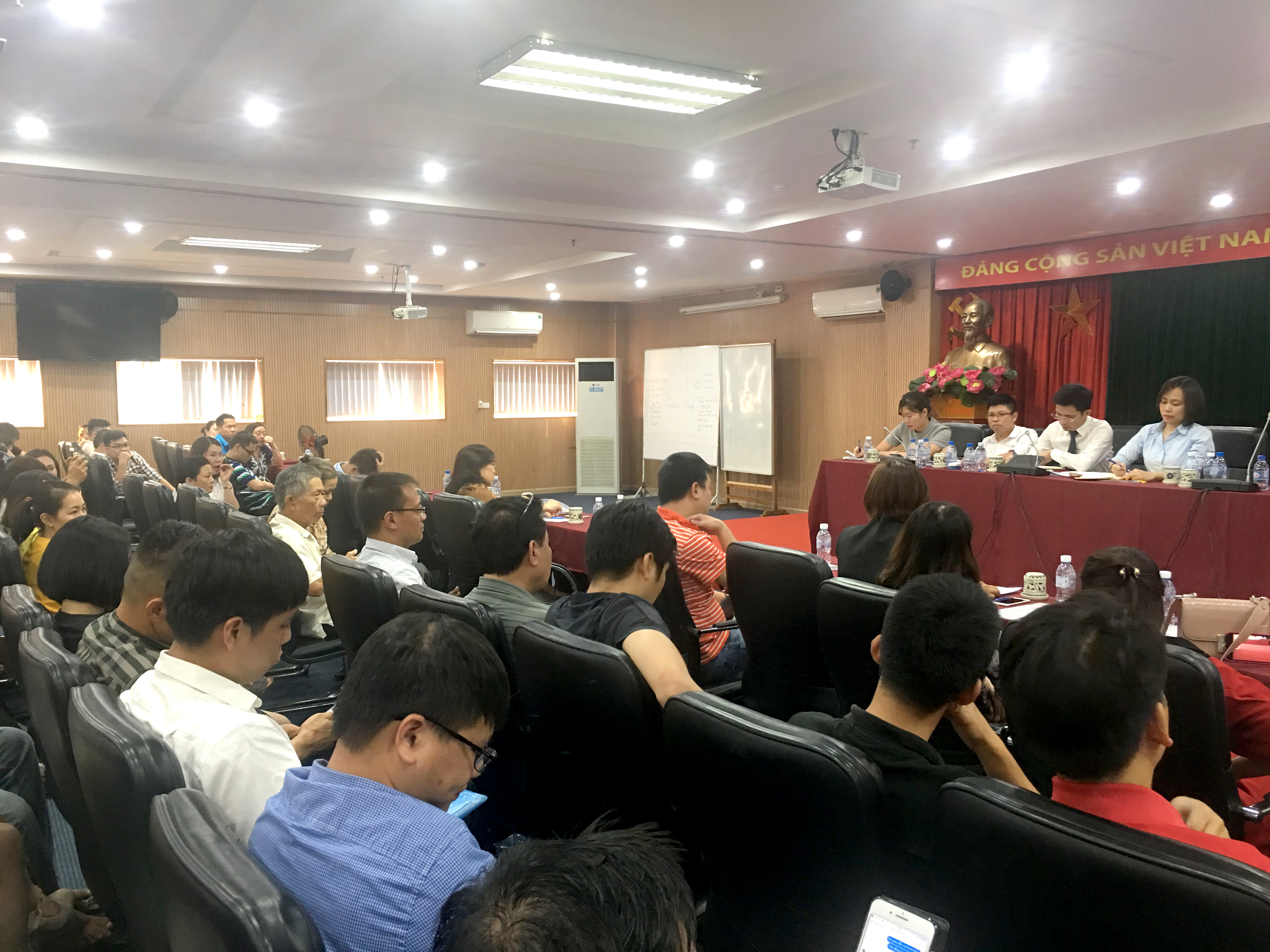 PVcomBank làm việc với khách hàng mua nhà tại Tokyo Tower