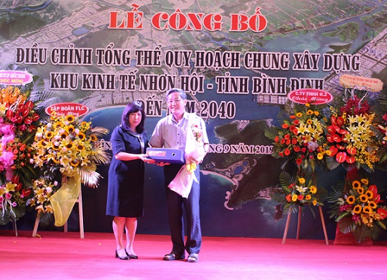 Bà Trần Thu Hằng, Vụ trưởng Vụ Quy hoạch Kiến trúc trao Quyết định và hồ sơ quy hoạch cho Đại diện Ban Quản lý Khu kinh tế tỉnh Bình Định. Ảnh: Binhdinh.gov