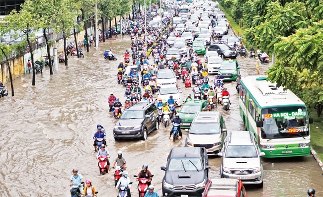 Đường Nguyễn Hữu Cảnh thường xuyên bị ngập sâu khi mưa lớn, triều cường.