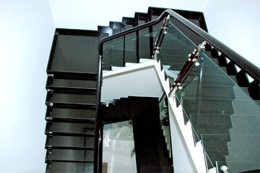 Đá granite đen kim sa đã trở thành xu hướng phổ biến trong thiết kế cầu thang. Với đường vân dạng hình tam giác và màu đen tuyền đẹp mắt, đá granite đen kim sa sẽ giúp cho căn nhà của bạn trở nên sang trọng và tinh tế. Hãy nhấn vào hình ảnh để chiêm ngưỡng các sản phẩm đá granite đen kim sa.