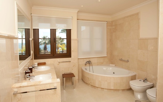 Không gian phòng tắm sử dụng đá marble vàng Không gian phòng tắm sử dụng đá marble vàng