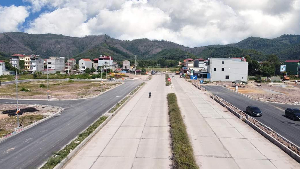 Đất thôn quê nóng sốt, đấu giá sôi sùng sục, trúng rồi... bỏ cọc 'chạy làng' hàng trăm tỷ