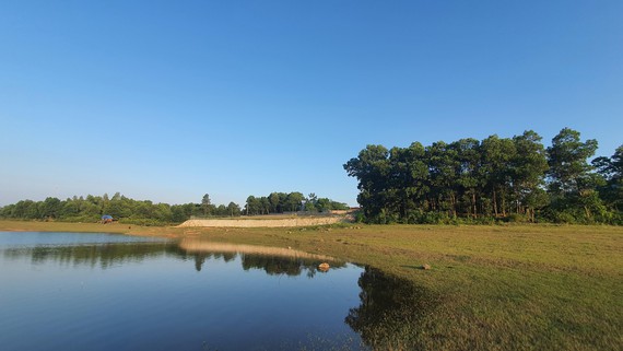 Dồn dập sốt đất từ Bắc đến Nam: Giá ảo, giao dịch 'chết' thật