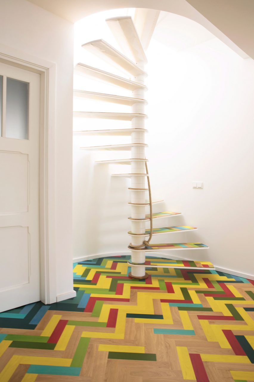 Những thiết kế cầu thang uốn lượn độc đáo trong không gian sống- Ảnh 4. Những thiết kế cầu thang uốn lượn độc đáo trong không gian sống- Ảnh 4.