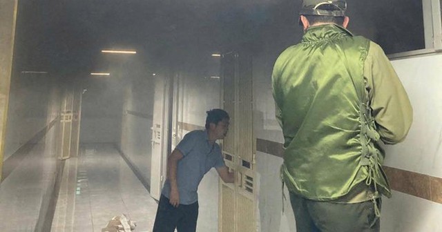 Cháy lớn tại khu chung cư đông dân nhất Hà Nội, nhiều người tháo chạy trong đêm- Ảnh 1.